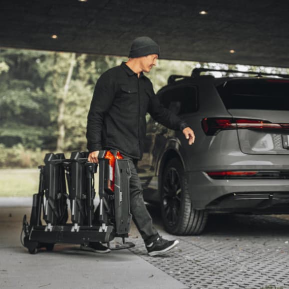 Man carrying Thule Epos 2 to a vehicle
